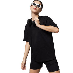Ensemble deux pièces noir imprimé personnalisé style streetwear pour femme – T-shirt oversize imprimé et short confortable - Product Image 5
