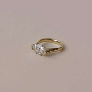 Anillo de Compromiso Solitario con Diamante Cultivado en Laboratorio de Corte Ovalado en Oro Amarillo, Anillo de Propuesta Elegante y Minimalista para Mujer, Joyería Fina - Product Image 3