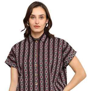 Camisa Oversize de Algodón Negro con Estampado Geométrico para Mujer, Diseñada para Uso Casual Internacional con Cuello y Mangas Cortas - Product Image 1