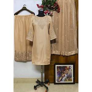 Conjunto de Ropa de Diseño Indio y Pakistaní para Fiestas, Top, Pantalón y Dupatta - Product Image 1