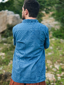 Camisa de Manga Corta de Algodón con Estampado Ajrakh Azul Índigo Hecha a Mano para Hombre, Ropa Casual Sostenible para el Verano, Atuendo para Festivales - Product Image 4