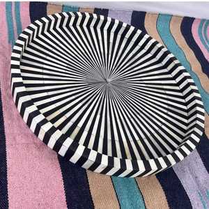 Plateau décoratif rond fait main en os incrusté, avec un design floral mosaïque intemporel, pour table basse, ottoman et décoration moderne - Product Image 6