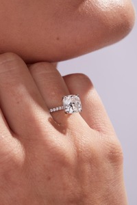 Anillo de Compromiso con Diamante Cultivado en Laboratorio de Corte Cojín de 3.00Ct, Oro Blanco de 14K, Halo Oculto, Certificado IGI, Lujo de Luxeshine - Product Image 5