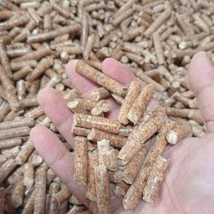 Granulés de bois dur à prix d'usine, bûches de combustible pour cuisson, vente à prix réduit, produits chimiques énergétiques, prix par tonne, livraison rapide disponible, en stock - Product Image 1