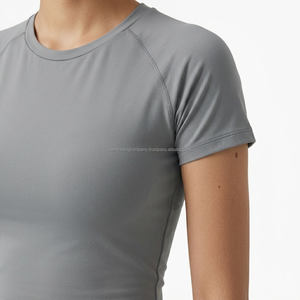 ชุดออกกำลังกายขายส่งพร้อมโลโก้สั่งทำ เสื้อโยคะแขนสั้นทรงเข้ารูปสำหรับผู้หญิง และกางเกงโยคะขาบาน ชุด 2 ชิ้น ระบายอากาศได้ดี - Product Image 3