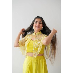 Conjunto de Fiesta Estilo Dhoti Listo para Usar con Koti y Choli Hecho de Poliéster - Product Image 5