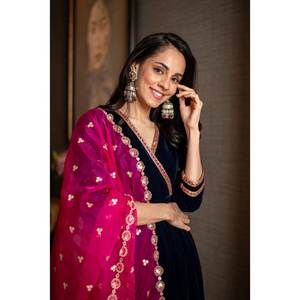 Hermoso Conjunto de Fiesta con Top y Pantalón con Dupatta, Talla XL - Product Image 2