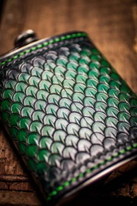 กระติกน้ำหนังหุ้มลายสาน ดีไซน์ทันสมัย สำหรับใส่เหล้าวิสกี้ พกพาสะดวก เหมาะสำหรับการเดินทางและเป็นของขวัญ นำเข้าจากอินเดีย - Product Image 3