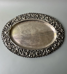 Assiette de service en métal faite à la main avec bordure gaufrée, écologique, moderne, de luxe, légère, pour la table, décoration de mariage - Product Image 1