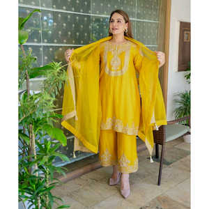 Ensemble de costume de soirée pour femmes avec broderie et paillettes, avec un code élégant pour les occasions - Product Image 5