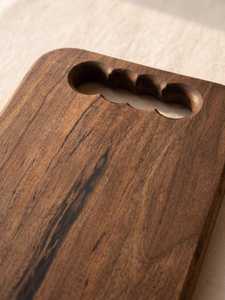 Planche à découper artisanale en noyer, planche à charcuterie en bois massif, planche de service rustique, finition alimentaire - Product Image 4