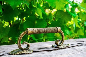 Manija de hierro forjado clásica Iron Nature con motivos de hojas en relieve y extremos calados, estilo vintage para vallas y celosías - Product Image 5