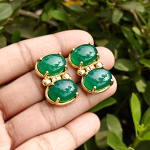 ต่างหูแบบติดหูประดับพลอยสีเขียวออนิกซ์ทรงรีคู่ ดีไซน์เก๋ ชุบทอง 18k พร้อมอัญมณีคาโบชอง - Product Image 3