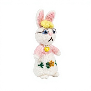 Poupée Lapin Traditionnelle en Feutre de Laine 100% Certifiée Écologique, Ornements de Noël, Lunettes, Robe Rose, Fleur Brodé, Faite à la Main - Product Image 3