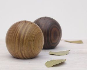 Décor moderne, distributeur de condiments élégant, décoration en bois texturé, accessoires de service modernes, objet décoratif de table, gourde en bois. - Product Image 2