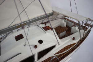 Bateau modèle nautique en bois peint fait main et personnalisé ELAN, fabriqué au Vietnam, pour la décoration de Noël et comme cadeau - Product Image 5