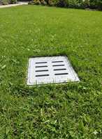 Grille de drainage routière carrée en PRV de qualité ingénierie Wave 600x600mm 5-T avec couvercle d'accès