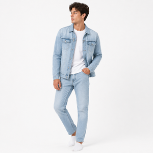 Chaqueta vaquera para hombre diseñada con una estructura clásica de mezclilla resistente y cómoda de llevar para un estilo versátil en salidas informales. - Product Image 1