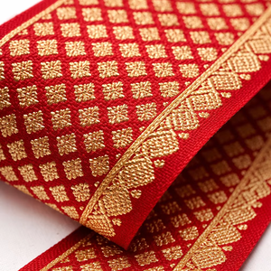 Cinta Jacquard Roja de 100 mm con Zari, 100% Poliéster, Resistente al Encogimiento, Adorno Decorativo Tejido Étnico para Borde de Saree y Prendas de Diseño - Product Image 1