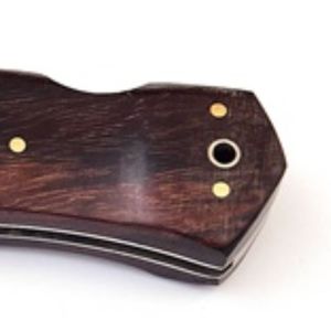 Couteaux pliants classiques avec lame à motif damas, manche en bois lisse et goupilles métalliques pour le camping, la randonnée et les activités de plein air - Product Image 6