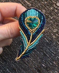Exquisito broche bordado a mano con cuentas, pin de moda para vestidos y bolsos. - Product Image 4