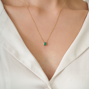 Collier élégant pour femme, style classique, or jaune véritable 18 carats, émeraude taille octogonale 6x4 mm, pendentif pierre unique, bijou à porter au quotidien - Product Image 4