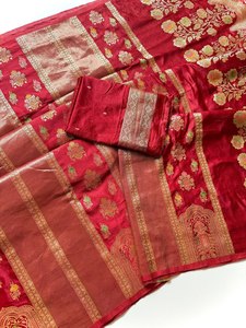 Pallu de créateur riche et élégant, à bordure traditionnelle, avec finition luxueuse, teint à la main, couleur unie, en soie satinée. - Product Image 6
