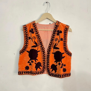 เสื้อกั๊กกำมะหยี่ซูซานีงานฝีมือ เสื้อกั๊กผู้หญิงสไตล์ชาติพันธุ์ ปักลายดอกไม้สไตล์โบฮีเมียน เสื้อคลุมไม่มีแขนสำหรับงานเทศกาล - Product Image 1