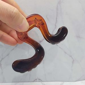 Pinza para el Cabello Ergonómica de Acrílico Color Ámbar, Diseño Curvo Informal, Agarre Extra Seguro, Estilo Perfecto para el Cabello Diario de la Mujer - Product Image 3