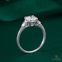 Bague de fiançailles à trois pierres en diamant de laboratoire, avec pierre poire latérale, bande unie solide, sertissage en panier ouvert, bague minimaliste pour usage quotidien