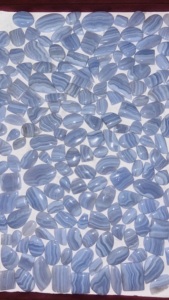 Lot de cabochons en agate bleue à prix de gros – Pierre naturelle de calcédoine rayée en vrac pour bijoux, bagues et pendentifs - Product Image 4