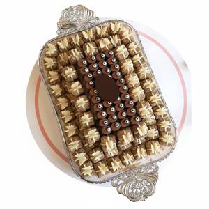 Bandeja de chocolate de metal plateado hecha a mano, moderna y decorativa, con asas ornamentadas para servir dulces en restaurantes y exhibir postres. - Product Image 1