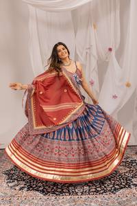 Traje Tradicional Indio de Crepé con Estampado Ajrakh, Bordado con Espejos y Trabajo Kodi, Lehenga Choli Dupatta Sin Arrugas para Bodas y Fiestas - Product Image 2