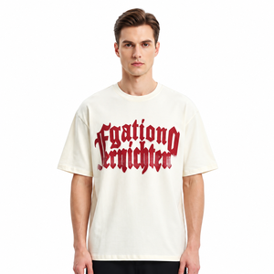 T-shirt graphique surdimensionné personnalisé blanc crème style streetwear avec impression typographique gothique rouge - Product Image 1