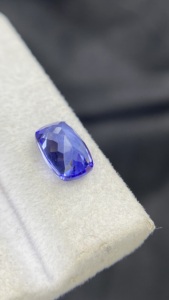 Pierre naturelle certifiée Tanzanite Long Cushion Cut, très exceptionnelle, avec une couleur et un lustre excellents, Zoisite naturelle, 1,91 carat, loupe. - Product Image 6