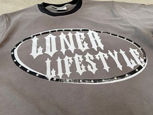 T-Shirt a Maniche Lunghe da Uomo Loner Lifestyle, Grigio e Nero con Stampa Gotica a Contrasto, Collo Tondo, Vestibilità Regolare, in Jersey Lavorato a Maglia - Product Image 2