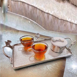 Diseño de flores de forma rectangular con asas laterales Bandeja de mesa plateada para servir en el hogar de metal de aluminio - Product Image 1