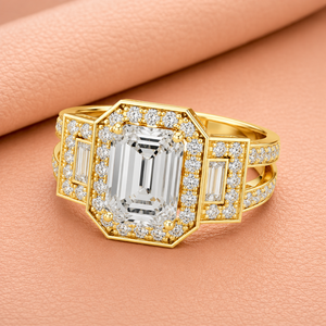 Anillo de Compromiso con Diamante Cultivado en Laboratorio, Corte Esmeralda, Certificado IGI, Claridad VVS1-VVS2, Chapado en Rodio, Oro Amarillo, Halo Vintage - Product Image 2