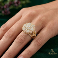 Bague florale ronde complexe avec diamants, sept grappes de fleurs superposées, détails en émail rose, bande en filigrane, bague vintage