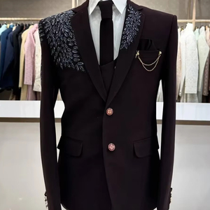 Traje de Blazer Bordado Color Vino Oscuro para Hombre – Esmoquin de Diseñador para Bodas y Fiestas con Bordado Metálico y Broche de Cadena - Product Image 1