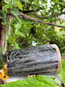 Mug en corne de buffle éco-responsable fait main sur mesure |   Accessoire décoratif de collection de forme naturelle - Thème animal - Product Image 5