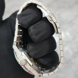 Reloj de Diamantes de Alta Demanda para Damas con Bisel de Cristal, Diseño Ligero para Usar en la Noche, Disponible al Mejor Precio - Product Image 6