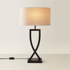 Lampe de table géométrique moderne en fer KS International avec abat-jour en tissu beige et structure en métal noir pour salon et chambre à coucher - Product Image 1