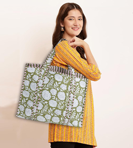 Sac fourre-tout matelassé en coton léger fait main pour l'été et l'automne, imprimé floral, vert, réversible, lavable, à porter à l'épaule pour le shopping - Product Image 4