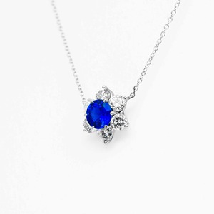 Collier pendentif fleur de luxe en or blanc 14 carats avec saphir bleu et diamant de laboratoire, serti halo pavé, certifié IGI, pour cocktail - Product Image 2