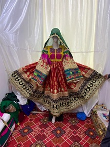 Conjunto de Vestido Étnico Gulbahar de Chifón Bordado con Manga Larga y Estampado para Mujeres y Hombres, Estilo Pakistaní para Eid - Product Image 1