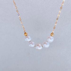 Collier en perles blanches australiennes plaqué or 18 carats de haute qualité, design tendance avec chaîne à fleurs légèrement complexe - Product Image 3