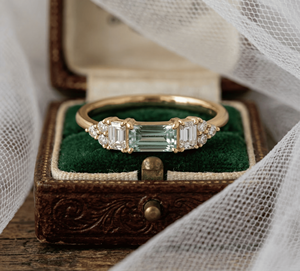 Anillo de Compromiso de Diamantes Redondos Brillantes Chapados en Oro S925, Colección Luxury Trilogy - Product Image 2