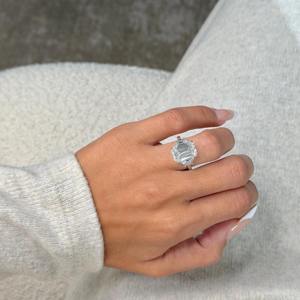 Anillo de Diamante Cultivado en Laboratorio con Corte Esmeralda de 8 Quilates, Tres Piedras, Piedras Laterales Trapezoidales, Anillo de Compromiso de Oro Blanco de 18K, Certificado IGI - Product Image 4