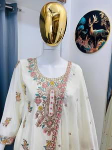 Traje Tradicional de Mujer con Bordado de Seda Chinon Pesada y Lentejuelas, con Latkan Decorativo, Largo hasta el Tobillo |   Completamente Cosido, Diseño Étnico Indio - Product Image 5